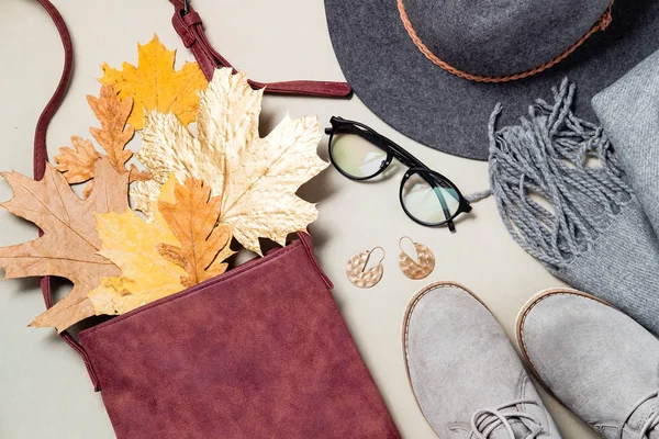 Seyahat Aksesuarları ile macera kavramı görüntü. Seyahat Aksesuarları için kopya alanı ile üstten görünüm.