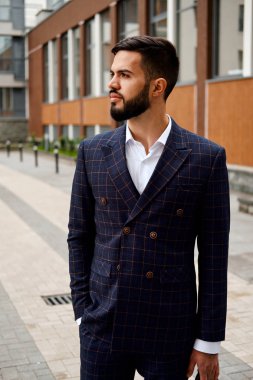 Güven ve karizma. Tam takım elbiseli şık genç adam.