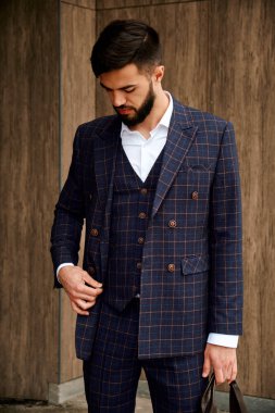 Çekici işadamı seyahat çantası elinde sokakta yürürken