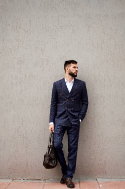 Çekici işadamı seyahat çantası elinde sokakta yürürken