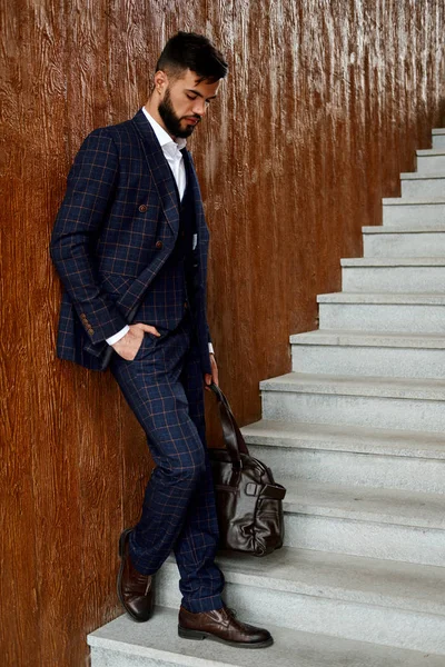 Çekici işadamı seyahat çantası elinde sokakta yürürken