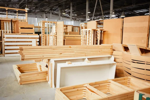 Endüstriyel fabrika. Ağaç işleme kurumsal mobilya üretim. Tahta işleme üretim.
