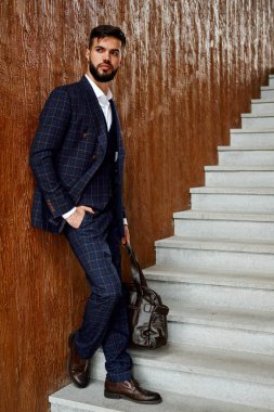 Çekici işadamı seyahat çantası elinde sokakta yürürken