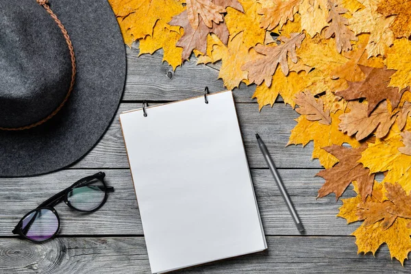 Marco de hojas de arce de otoño colorido primer plano sobre fondo de madera . — Foto de Stock