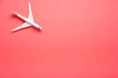 Son moda pembe bir arka plan üzerinde üstten görünüm bir uçağın. Yaz parlak renk. Seyahat kavramı.