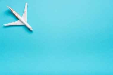 Son moda renk arka plan üzerinde üstten görünüm bir uçağın. Yaz parlak renk. Seyahat kavramı.