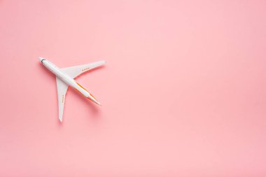 Son moda pembe bir arka plan üzerinde üstten görünüm bir uçağın. Yaz parlak renk. Seyahat kavramı.