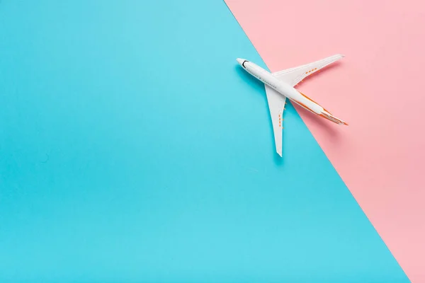 Draufsicht eines Flugzeugs auf trendigem Hintergrund. helle Sommerfarbe. Reisekonzept. — Stockfoto