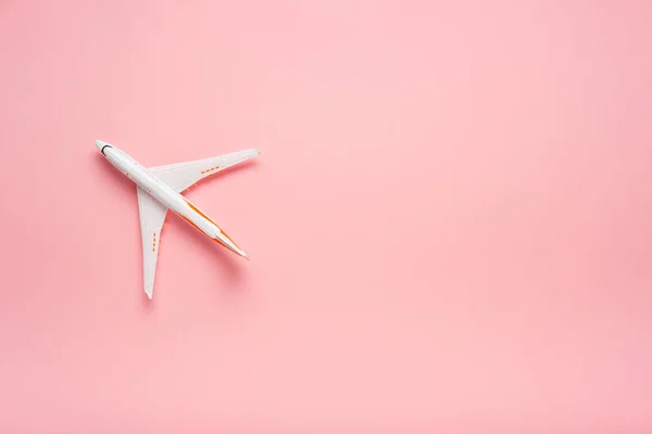 Vista superior de um avião no fundo rosa na moda. Cor de verão brilhante. Conceito de viagem . — Fotografia de Stock