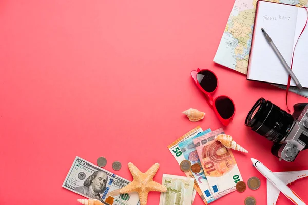 Flugzeug und Geld auf rosa Hintergrund. Reisekonzept. — Stockfoto