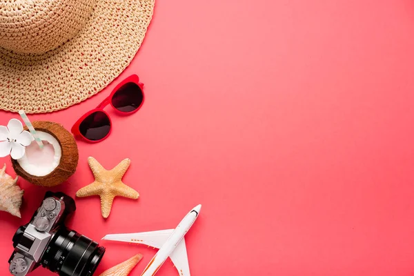 Reiseaccessoires auf trendigem rosa Hintergrund. helle Sommerfarbe. Ansicht von oben. — Stockfoto