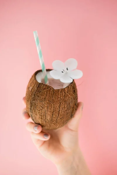 清凉夏日饮品。椰子饮料在柔和的粉红色背景。时尚夏日色彩. — 图库照片