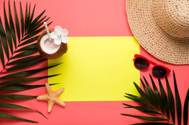 Trendy Yaz tropikal, pembe arka plan bırakır. Yaz parlak renk. En az stili.