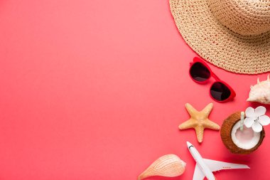 Seyahat Aksesuarları moda pembe bir arka plan üzerinde. Yaz parlak renk. Üstten görünüm.