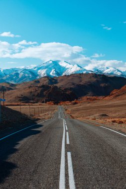 Güzel boş dağ yolu ile manzara. Arka plan seyahat. Dağların üst.
