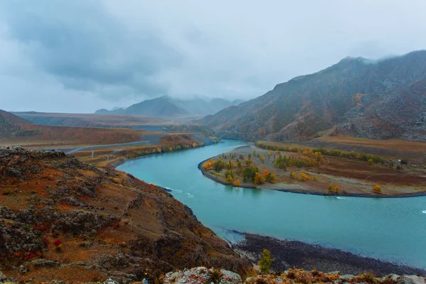 Река в горах в облачную погоду. Место слияния рек Катунь и Чуя в горах Алтая. Сибирь, Россия . — стоковое фото