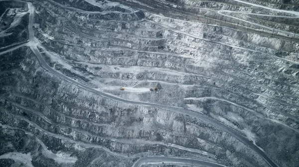 Vue aérienne de la carrière d'amiante à ciel ouvert - vue d'en haut. Panorama de la carrière minière . — Photo