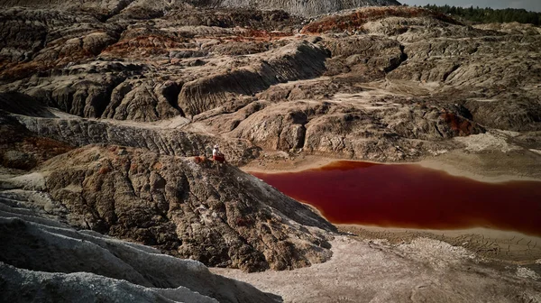 Femme avec chapeau sur fond terre fantastique avec rivière rouge à vue aérienne. Vue imprenable. Paysage martien . — Photo