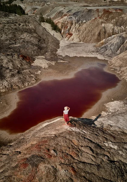 Femme avec chapeau sur fond terre fantastique avec rivière rouge à vue aérienne. Vue imprenable. Paysage martien . — Photo