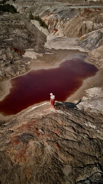 Femme avec chapeau sur fond terre fantastique avec rivière rouge à vue aérienne. Vue imprenable. Paysage martien . — Photo