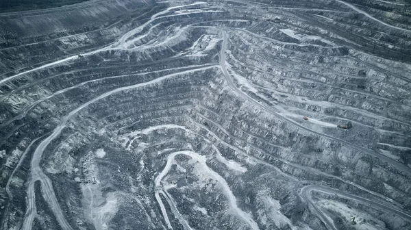 Havadan görünümü yukarıdan asbest açık döküm madencilik taş ocağı - görüntüleyin. Ocak madenciliği Panoraması. — Stok fotoğraf