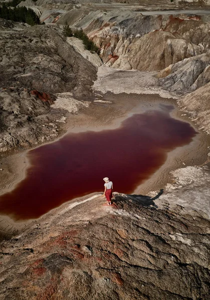 Femme avec chapeau sur fond terre fantastique avec rivière rouge à vue aérienne. Vue imprenable. Paysage martien . — Photo