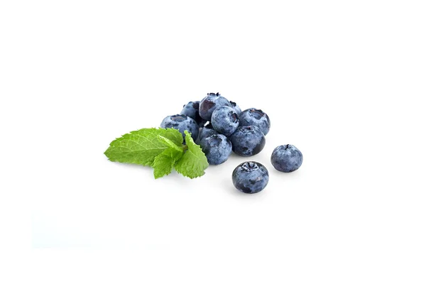 在白色背景下分离的新鲜浆果。蓝 莓 — 图库照片