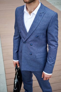 İşadamı tarzı. Erkekler tarzı. Özel uyarlanmış iş takım açık havada poz içinde adam