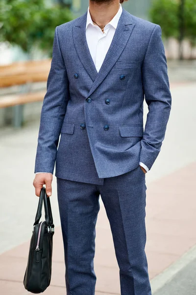 Estilo homem de negócios. Estilo masculino. Homem em terno de negócios personalizado posando ao ar livre — Fotografia de Stock