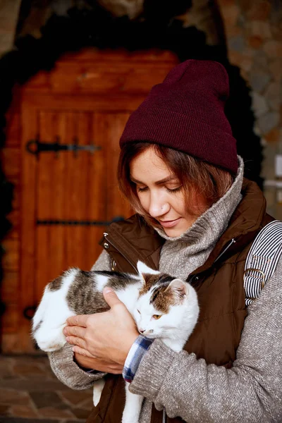 Kedi kız için evsiz hayvan barınağı gönüllü, elinde. Evcil hayvan — Stok fotoğraf