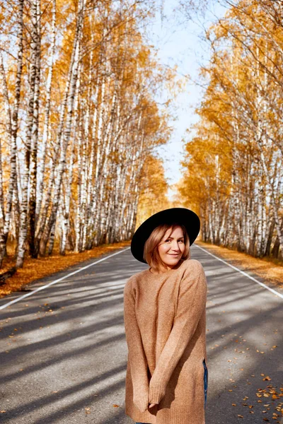 Portret van een herfst vrouw over gouden bladeren. Wandelen in het park op herfst seizoen vrouw — Stockfoto