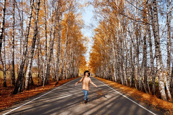 Portret van een herfst vrouw over gouden bladeren. Wandelen in het park op herfst seizoen vrouw — Stockfoto