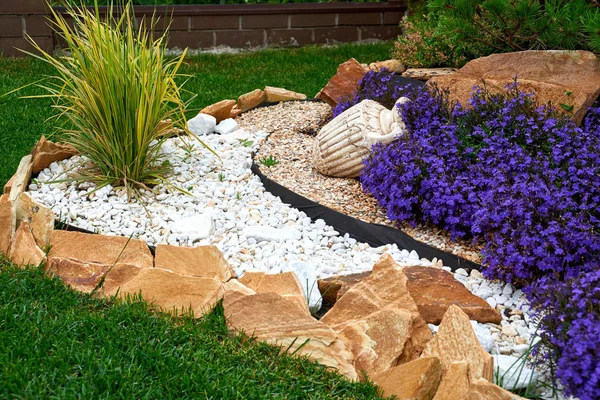 Tuin ontwerp. Flowerbed in de werf in het ontwerp van het landschap — Stockfoto