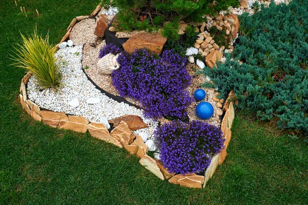 Tuin ontwerp. Flowerbed in de werf in het ontwerp van het landschap — Stockfoto