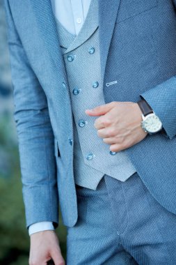 İşadamı tarzı. Erkekler tarzı. Özel uyarlanmış iş takım açık havada poz içinde adam