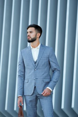 İşadamı tarzı. Erkekler tarzı. Özel uyarlanmış iş takım açık havada poz içinde adam