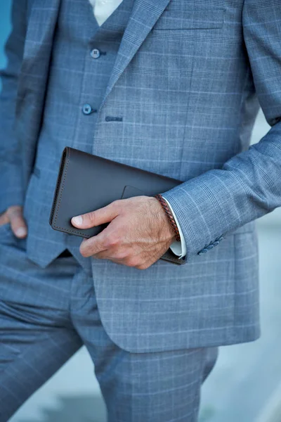 Estilo de hombre de negocios. Estilo de hombres. Hombre en traje de negocios a medida posando al aire libre —  Fotos de Stock