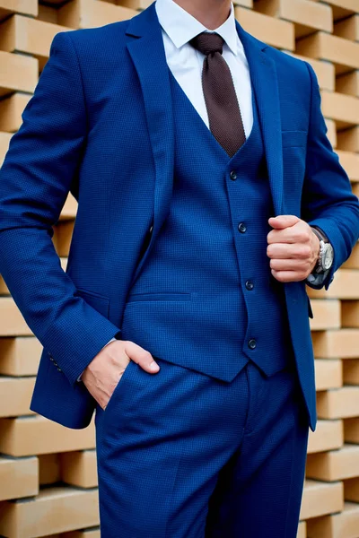 Style homme d'affaires. Style homme. Homme en costume d'affaires sur mesure posant à l'extérieur — Photo