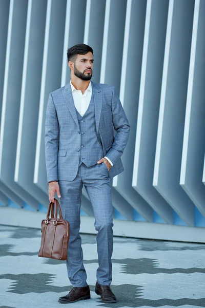 Affärsman stil. Män stil. Mannen i anpassade skräddarsydda business suit poserar utomhus — Stockfoto