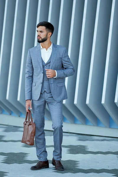Affärsman stil. Män stil. Mannen i anpassade skräddarsydda business suit poserar utomhus — Stockfoto