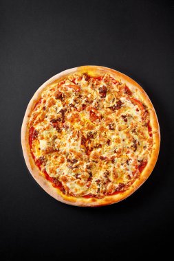 Pizza bolognese. Sıcak pizza kabuk öğle veya akşam yemeği için siyah arka plan üzerine. Restoran menü.