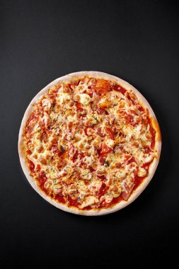 Sıcak pizza kabuk öğle veya akşam yemeği için siyah arka plan üzerine. Pizza menü.