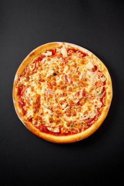 Sıcak pizza kabuk öğle veya akşam yemeği için siyah arka plan üzerine. Pizza menü.