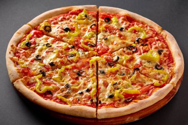 Sıcak pizza kabuk öğle veya akşam yemeği için siyah arka plan üzerine. Pizza menü.