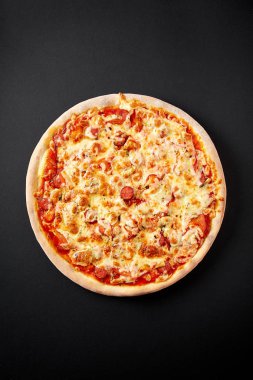 Bavyera pizza. Sıcak pizza kabuk öğle veya akşam yemeği için siyah arka plan üzerine. Pizza menü.