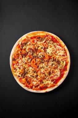 Bolognese pizza. Sıcak pizza kabuk öğle veya akşam yemeği için siyah arka plan üzerine. Pizza menü