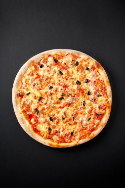Marinara pizza. Sıcak pizza kabuk öğle veya akşam yemeği için siyah arka plan üzerine. Pizza menü.