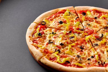 Sıcak pizza kabuk öğle veya akşam yemeği için siyah arka plan üzerine. Pizza menü.