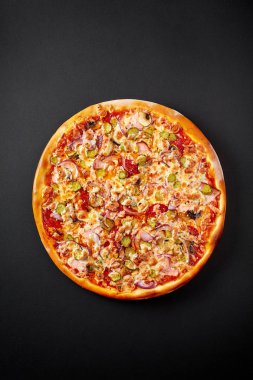 Sıcak pizza kabuk öğle veya akşam yemeği için siyah arka plan üzerine. Pizza menü.