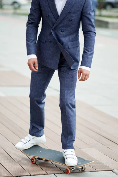 Empresário em roupa formal em um skate. Estilo homem de negócios. Estilo dos homens — Fotografia de Stock